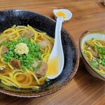 かぶさ食堂 - 左　黄金そば(中)、　右　黄金そば(小)