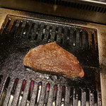 北海道焼肉 北うし - ステーキを焼く
