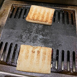 北海道焼肉 北うし - パンを焼いて