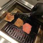 北海道焼肉 北うし - ジュー　焼いてくれる