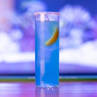外觀漂亮的藍色原創雞尾酒“海洋”