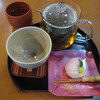 Yamacho Udiya - 富山棒茶と季節の和菓子 570円(税込)　(2021.11)