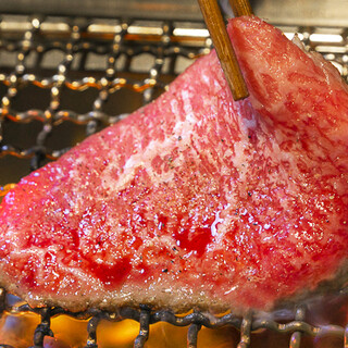 Enjoy the quality of each ingredient by tasting and comparing Kuroge Wagyu beef from Kagoshima Prefecture