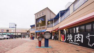 Sanchoumeno Aburi Ichiba - 外観2フジ正面駐車場右手に店舗がございます。