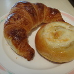 カフェレストラン カメリア - クロワッサンと玉ねぎパン