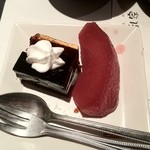 カサブランカ - デザートのコーヒーゼリーとリンゴの赤ワインコンポート