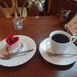 かしの木 - カフェにて、ケーキセット（ﾌﾗﾝﾎﾞﾜｰｽﾞ、ﾎｯﾄｺｰﾋｰ）