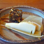 Sumiyakiunagishun - 静岡県静岡市久能山産の蒸しタケノコ　鰻の肝の煮こごり添え