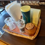 Dining　Kitchen　Gift - 塩、黒胡椒、パルメザンチーズ、つま楊枝が各卓上におかれています。