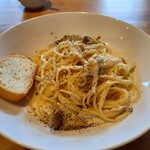 Dining　Kitchen　Gift - 週替わりパスタ　しめじとマイタケのクリームソース。卓上のパルメザンチーズと黒胡椒を振りかけて、好みに仕上げます。