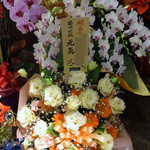 焼鳥・元気 - 綺麗な花が沢山贈られていますね。
      お店にピッタリな花が沢山ありますね。
      やっぱり皆に愛されているお店なんですよね。
      
       