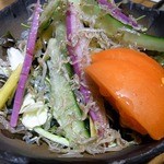 焼鳥・元気 - 彩りの良いサラダですね。
      女子が好きそうな感じです。
      って、これも女子がオーダーしたんですけどね。
      やっぱりこういうのがヘルシーで人気があるんでしょうね。