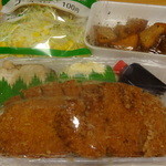 辻肉店 - 揚げ立てカツに大学芋とコンビニサラダ