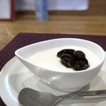 グリチネ -  ◆そば粉を使用した「パンナコッタ」、上には黒豆。量もタップリですが、甘さ控え目で美味しい。