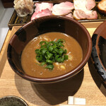 中華蕎麦 とみ田 - 豚骨魚介スープ。濃厚そうで意外にサッパリ。