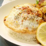 ロイヤルグリーン レストランアンドバー - デビルライスチキン(ライス＆目玉焼き)