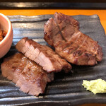 牛たん炭火焼 仁 - サクッと歯が入るのに肉肉しい脂が溶け出す牛タン！