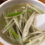 牛たん炭火焼 仁 - 長めの白髪ネギとトロトロの牛タンいりテールスープ！塩味が絶妙！