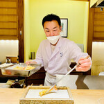 日本橋 蕎ノ字 - ◎揚げたての天ぷらを器に乗せていく。