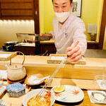 日本橋 蕎ノ字 - ◎車海老の頭を器に入れていく。