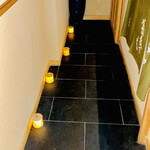 日本橋 蕎ノ字 - ◎玄関からのアプローチに灯籠の明かりが灯る。