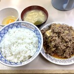 牛丼専門サンボ - 牛皿（750円）＋みそ汁（60円）＋玉子（60円）