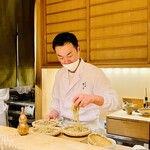 日本橋 蕎ノ字 - ◎冷たい二八蕎麦を盛り付けていく。冷たい蕎麦と暖かい蕎麦を選べる。