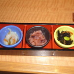 Uotami - お通し　ヒジキ、イカの塩辛、酢の物