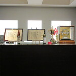 草庵 鍋島 - 表彰状とトロフィーの台は、かつて使用されていた槽(槽搾りの)