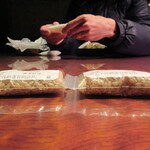 草庵 鍋島 - 飯盛社長(杜氏)に、酒米の話を聞いています