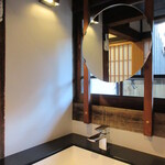 草庵 鍋島 - 中庭が見られるレトロな洗面台