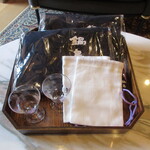 草庵 鍋島 - ノベルティとして鍋島オリジナルのトートバックとグラス