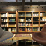 草庵 鍋島 - オーナーセレクトの本を読め、音楽を楽しめる空間