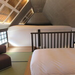 草庵 鍋島 - 舟底天井と一部藁ぶき屋根の構造が見られます