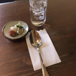 金鯱山 - 漬物・お水・スプーン