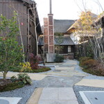 草庵 鍋島 - 中庭から、正面・右側は宿、左がレストラン