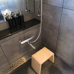 草庵 鍋島 - 洗い場は2席、桧の桶と椅子