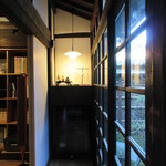 草庵 鍋島 - ライブラリーへ向かうと、そばにセラー