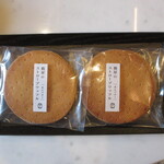 草庵 鍋島 - お茶菓子は、鶴屋菓子舗のストロープワッフル