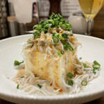 創作麺工房 鳴龍 - 「しらす冷やっこ（スパイシーごまソース）」300円