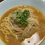 しおちゃんのみそらーめん - 具は玉ねぎともやしと葱