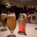 ロウリーズ・ザ・プライムリブ 東京 - 生ビール＆シャーリーテンプル