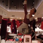 ロウリーズ・ザ・プライムリブ 東京 - サラダを入れたボールをまわし、ドレッシングを天から落とす伝統的な調理法で作られる、スピニングボウルサラダ！(写真了承済み）