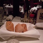 ロウリーズ・ザ・プライムリブ 東京 - パン