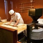 打心蕎庵 - 夕方、蕎麦が切れて手打ち中