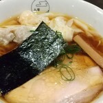八雲 - 特製ワンタン麺ハーフ黒だしアップ