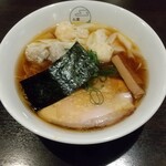 八雲 - 特製ワンタン麺ハーフ黒だし