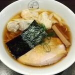 八雲 - 特製ワンタン麺ハーフ黒だし