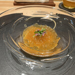 銀座 大石 - コンソメのジュレ、雲丹、カリフラワーのムース。本当にこれバケツ一杯食べたい