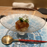 銀座 大石 - 白海老？赤海老？の紹興酒漬け、しょうがないから生姜じゃなくてどーのこーの、バルサミコ酢のシャリ、上のお花がかわいい♡